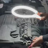 曲がるLEDワークライトを曲げて奥まで照らす様子